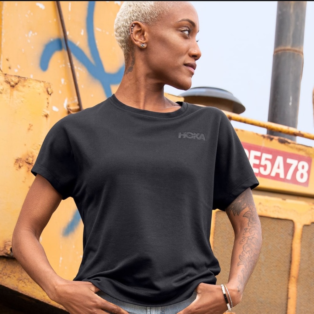 Hoka One One Size Small Black Crewneck Lifestyle Tee Short Sleeve NEW